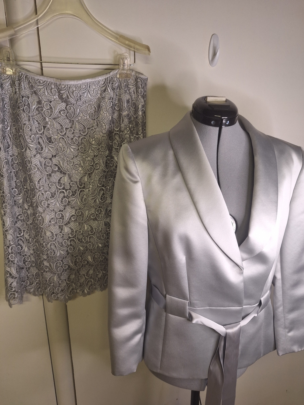 Tahari Silver Satin Shawl Collar Blazer with Lace Skirt Size 10